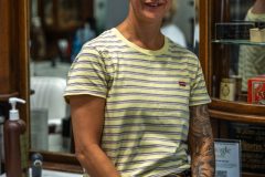 Friseuse im Salon 